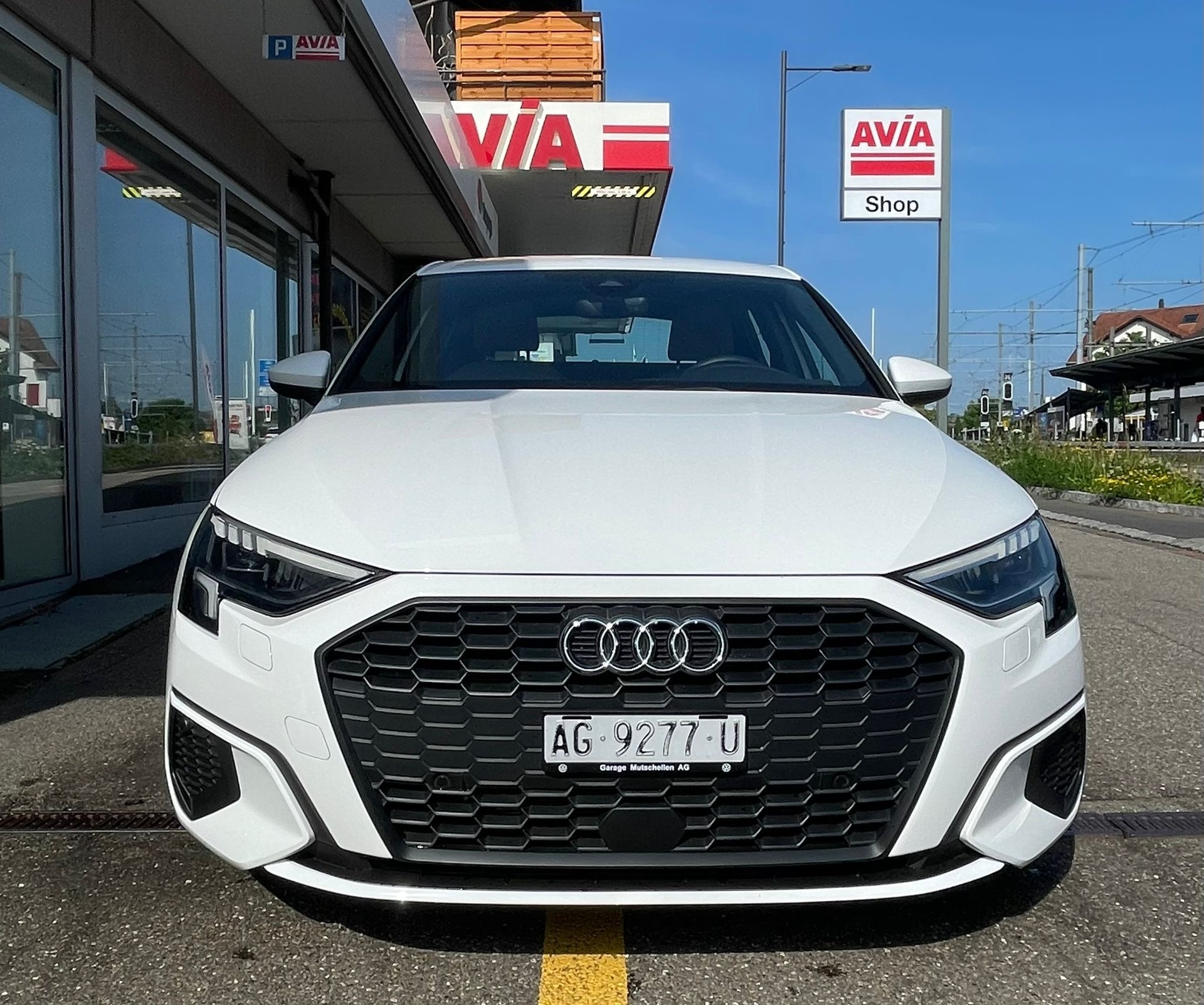 AUDI A3 Sportback 35 TFSI Attraction S-tronic All White CH-Auto 42% Rabatt-image-2
