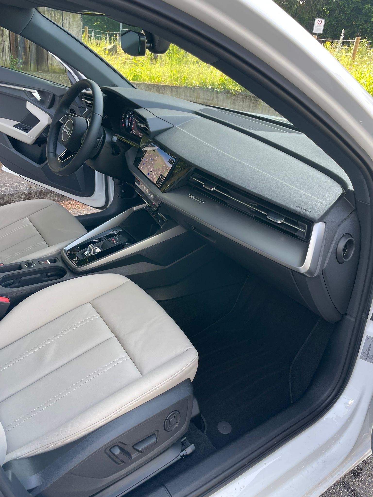 AUDI A3 Sportback 35 TFSI Attraction S-tronic All White CH-Auto 42% Rabatt-image-5