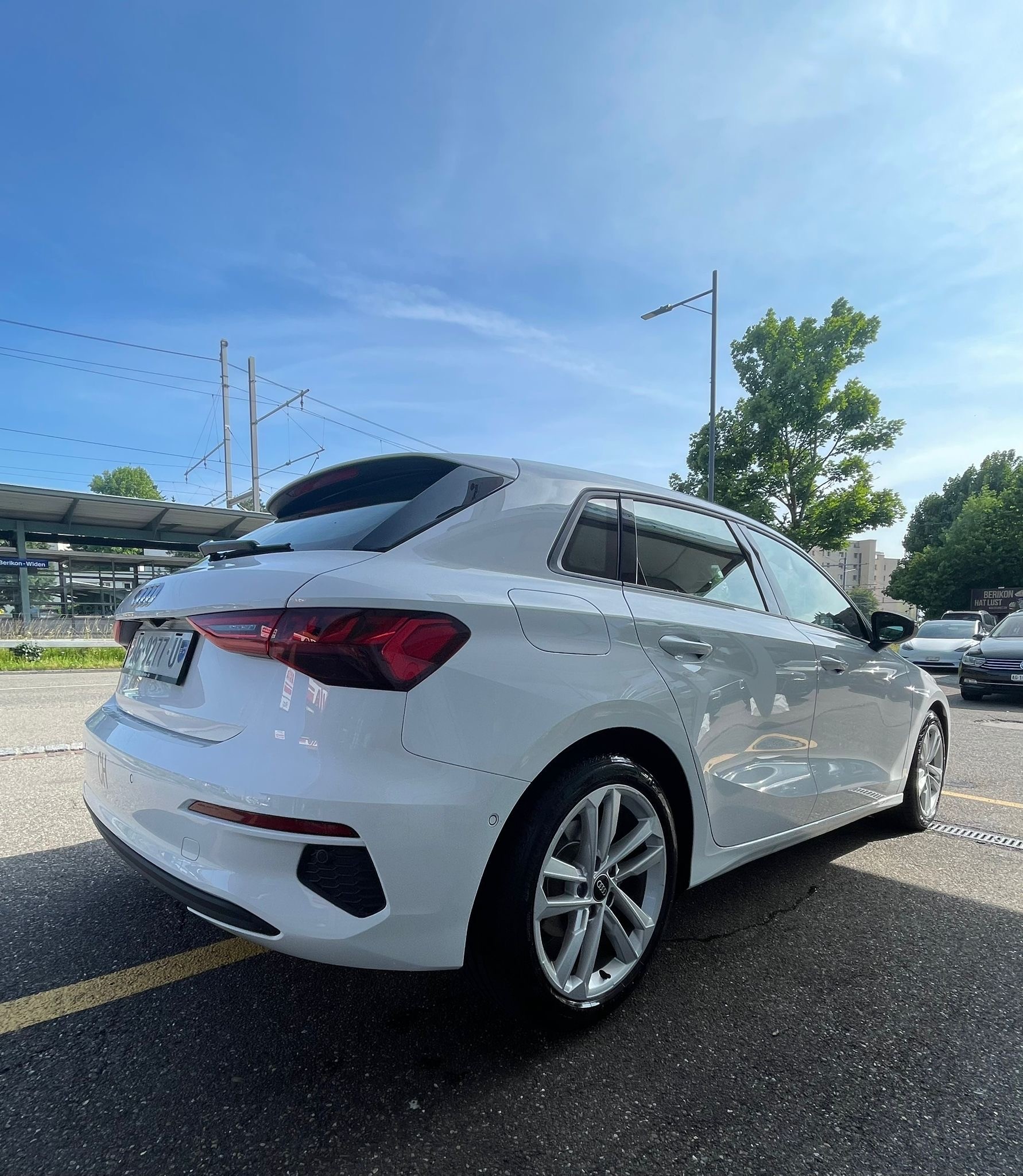 AUDI A3 Sportback 35 TFSI Attraction S-tronic All White CH-Auto 42% Rabatt-image-3