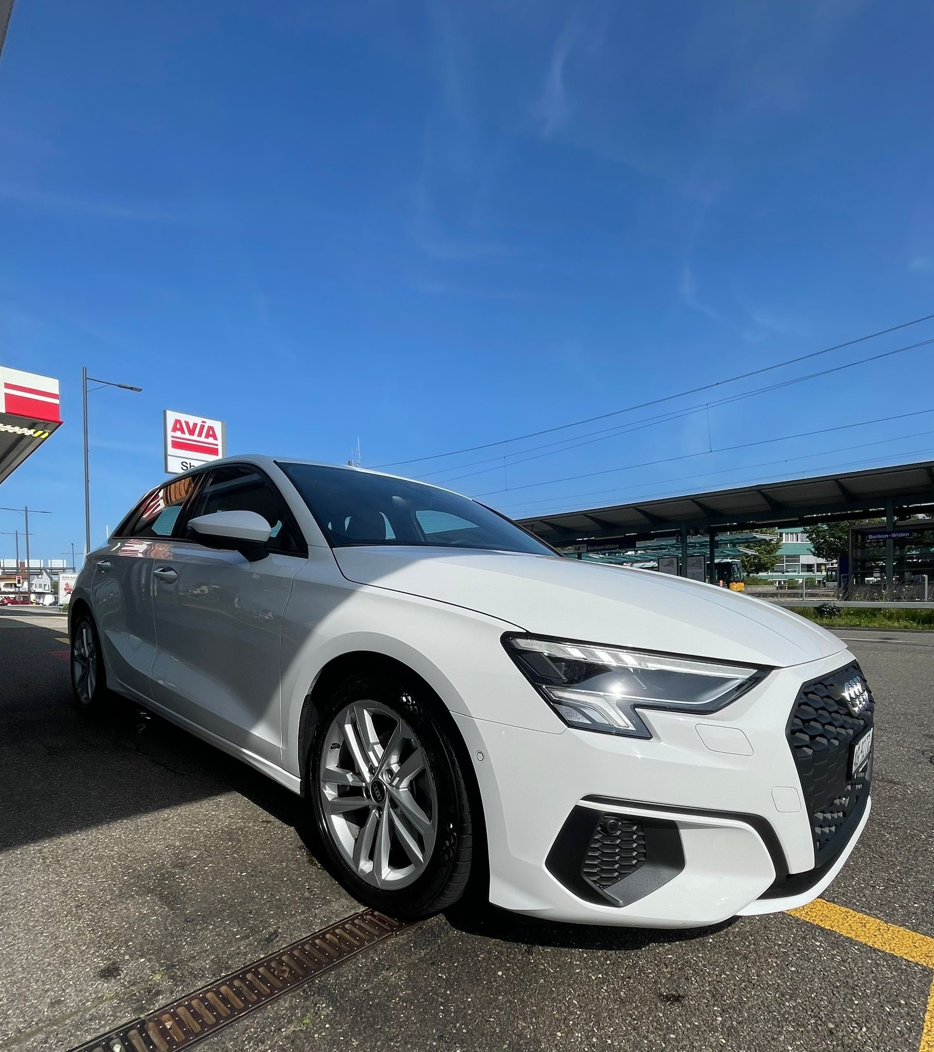 AUDI A3 Sportback 35 TFSI Attraction S-tronic All White CH-Auto 42% Rabatt-image-1