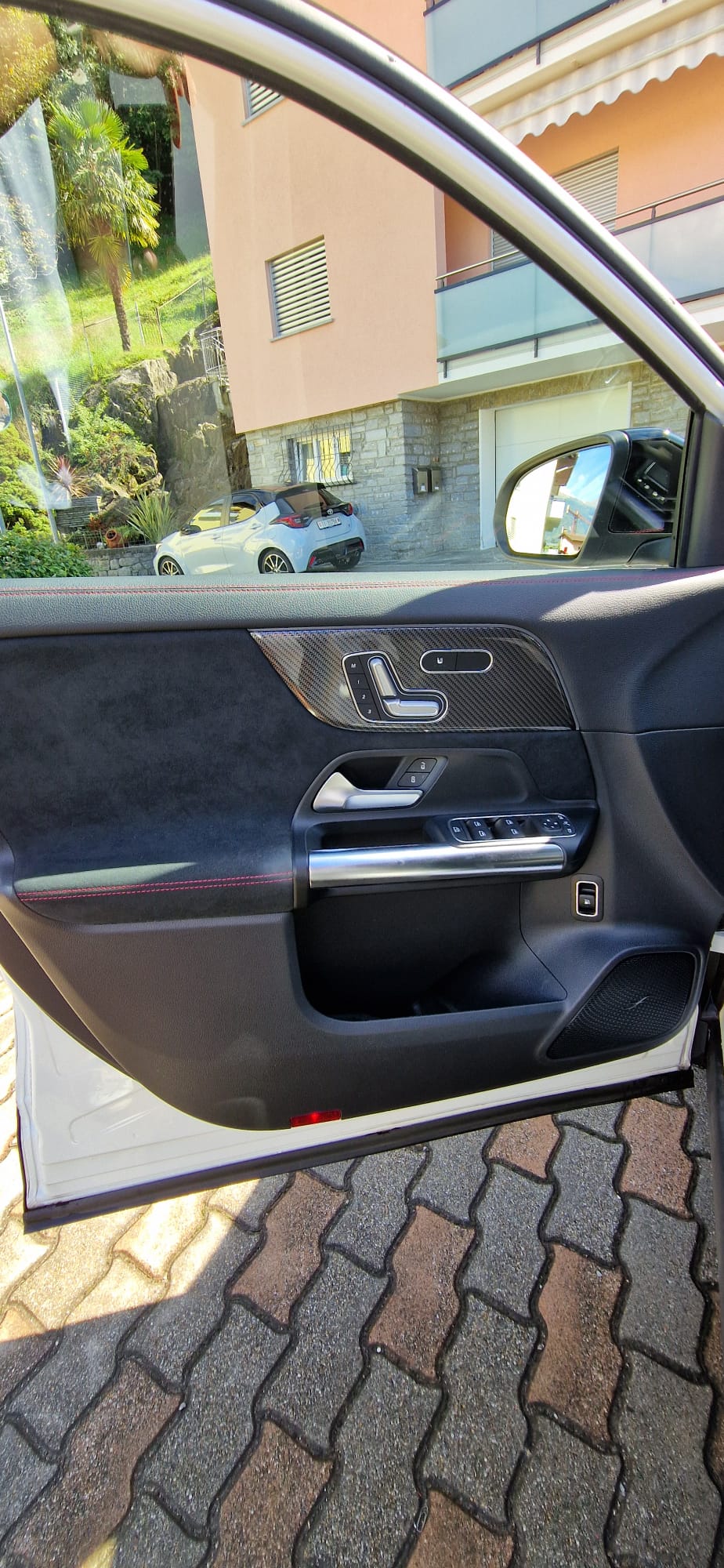 MERCEDES-BENZ GLA 250e AMG Line 8G-DCT-image-6