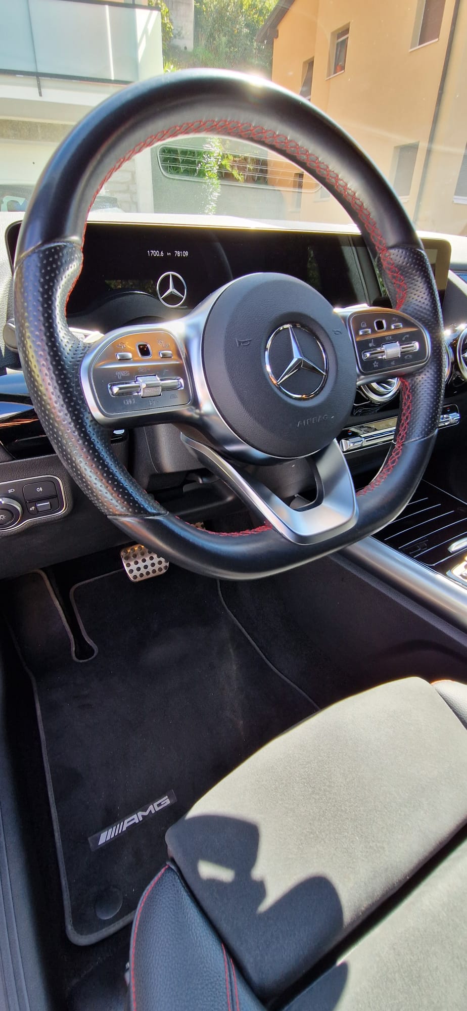 MERCEDES-BENZ GLA 250e AMG Line 8G-DCT-image-5