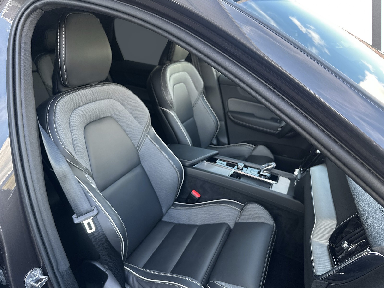 VOLVO XC60 2.0 T6 TE Plus Dark eAWD-image-14