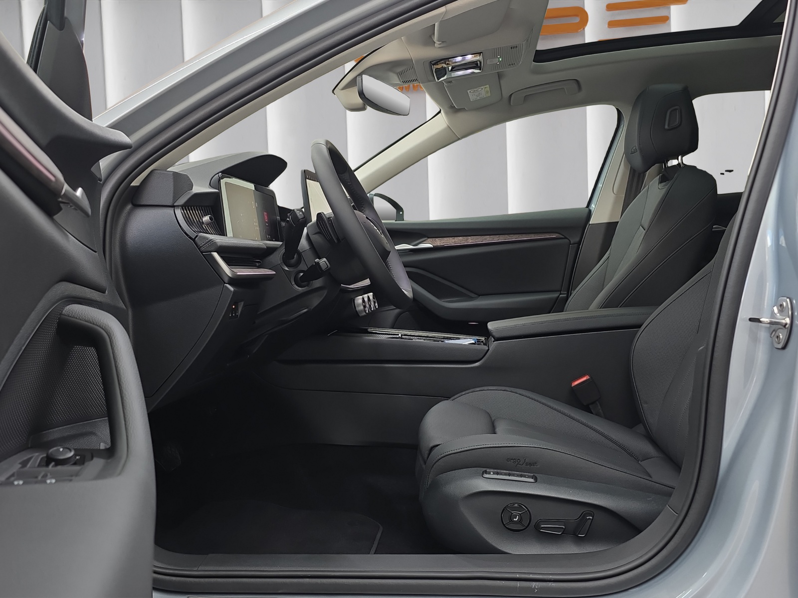 SKODA Superb Combi 2.0 TSI L & K 4x4 DSG-image-10