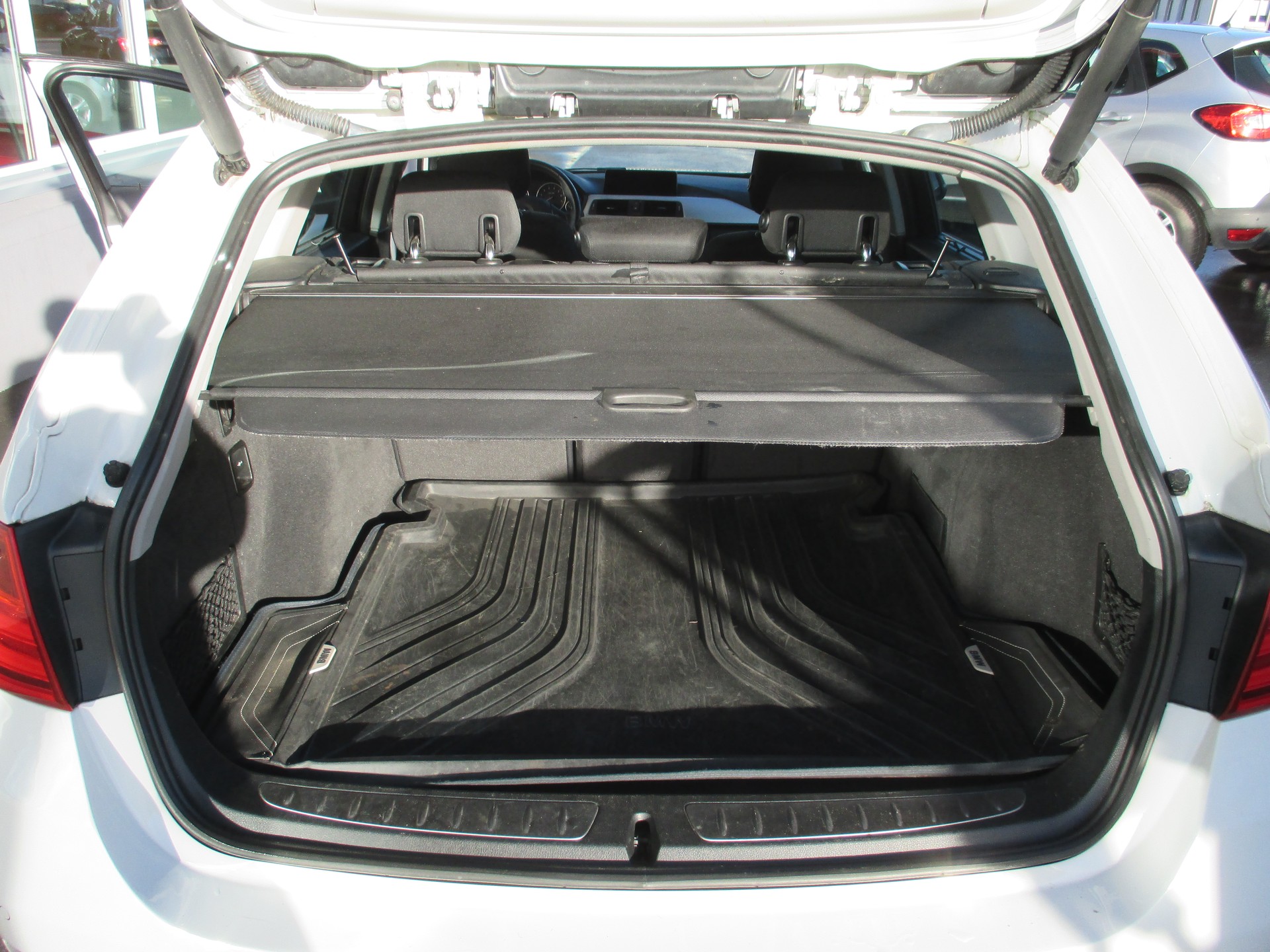 BMW 320i Touring Steptronic-image-10