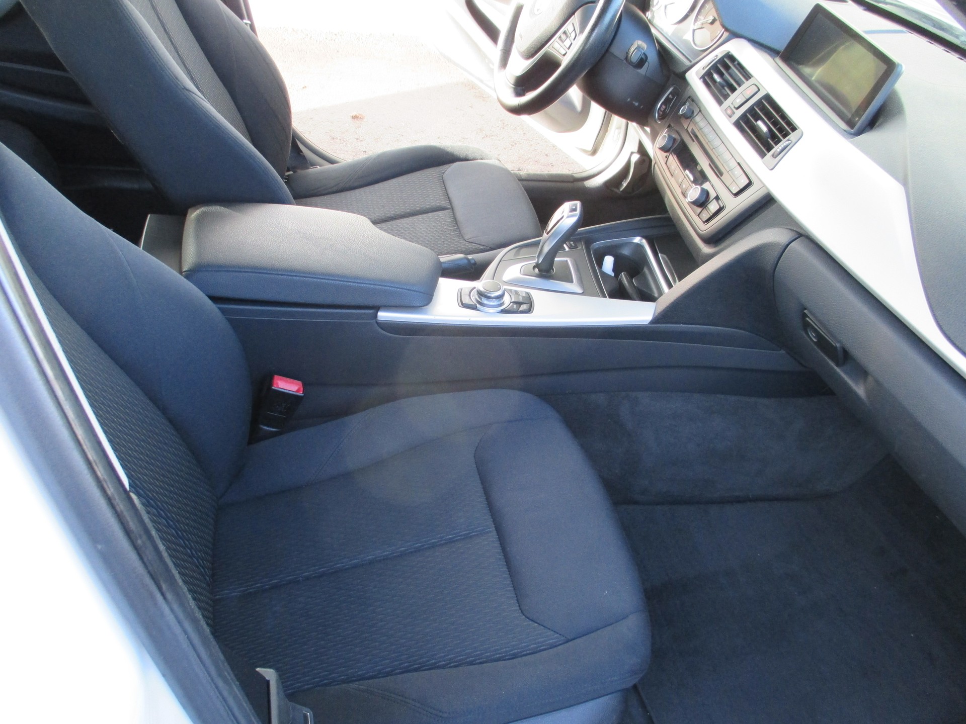 BMW 320i Touring Steptronic-image-12