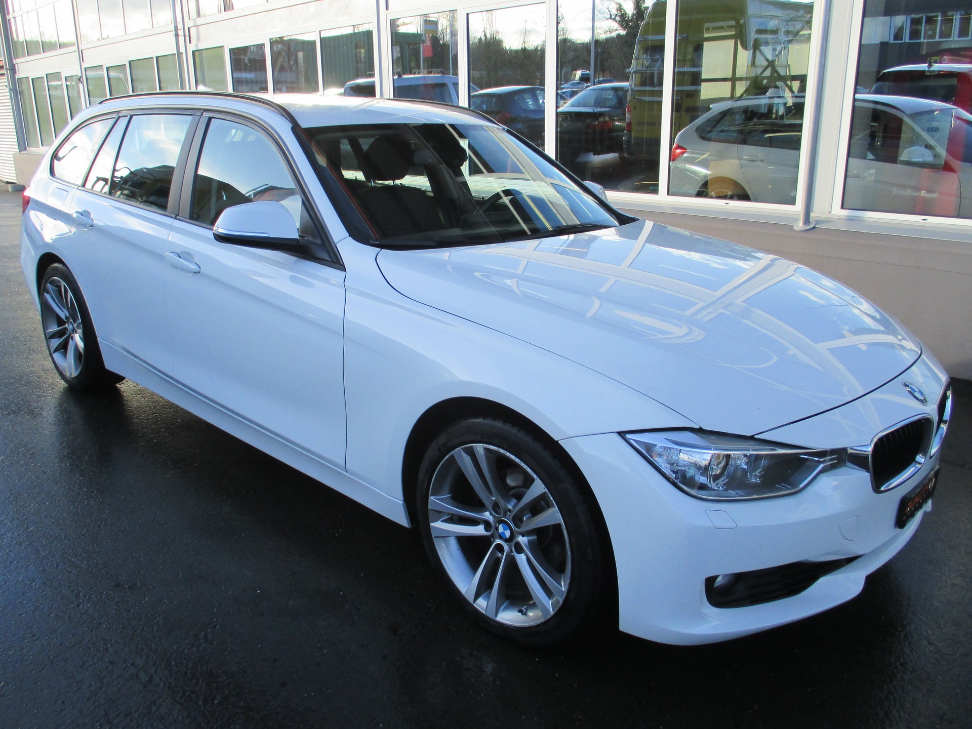 BMW 320i Touring Steptronic-image-2