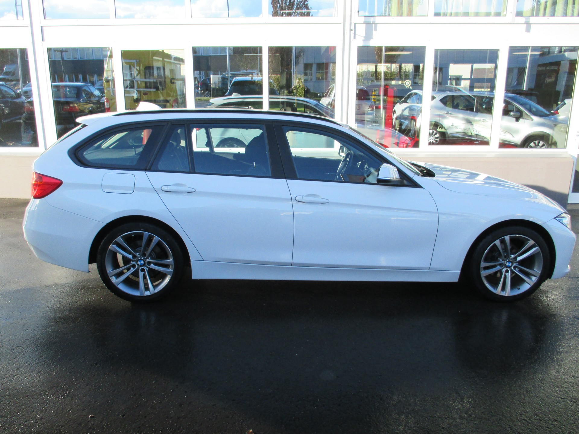 BMW 320i Touring Steptronic-image-3