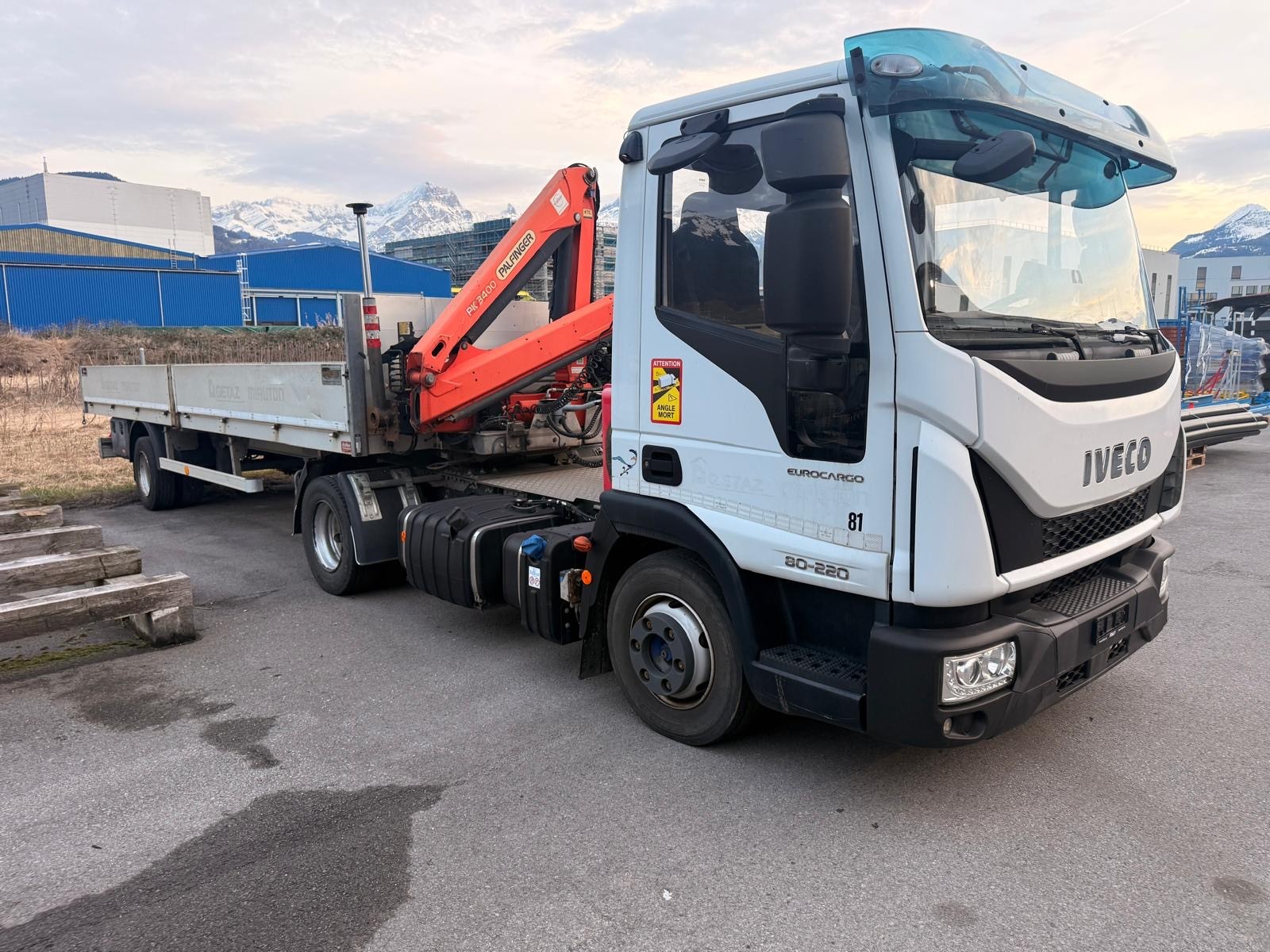 IVECO 80E22 Eurocargo semi-remorque + Grue PK 3400-image-9