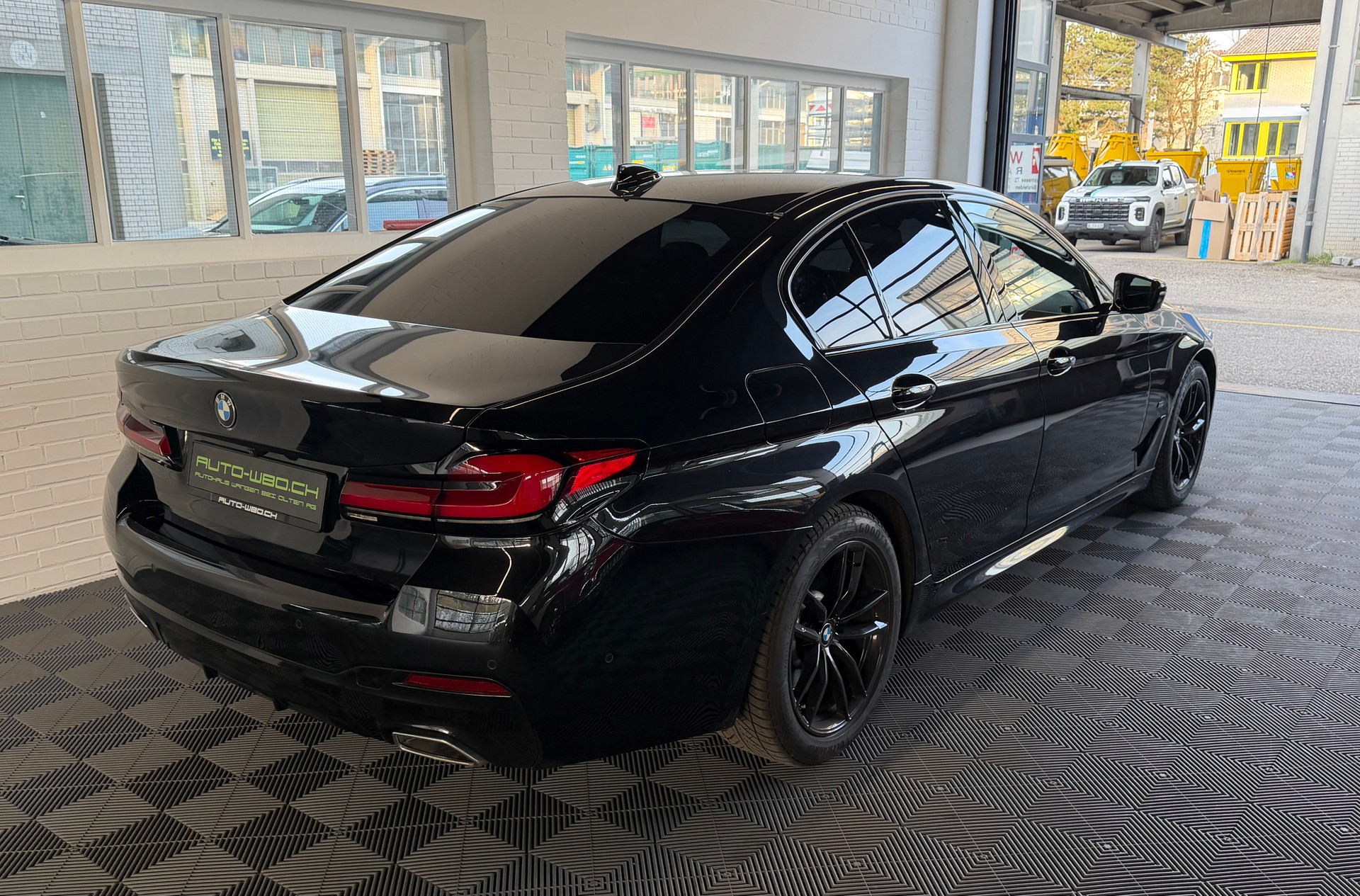 BMW 520d xDrive 48V 4X4 M Sport PACK Steptronic-showroom-element-2