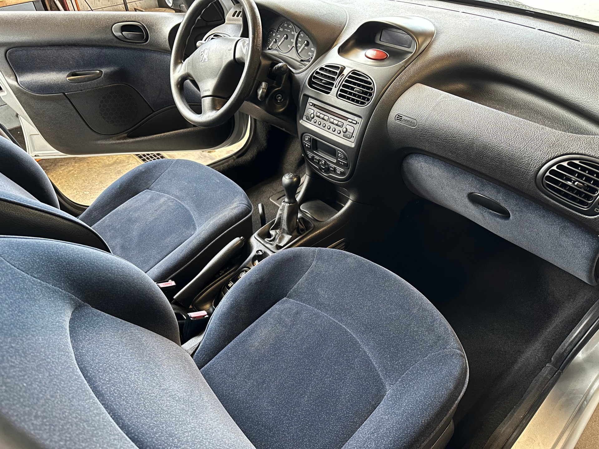 PEUGEOT 206 1.6 16V (XT) Premium-image-9