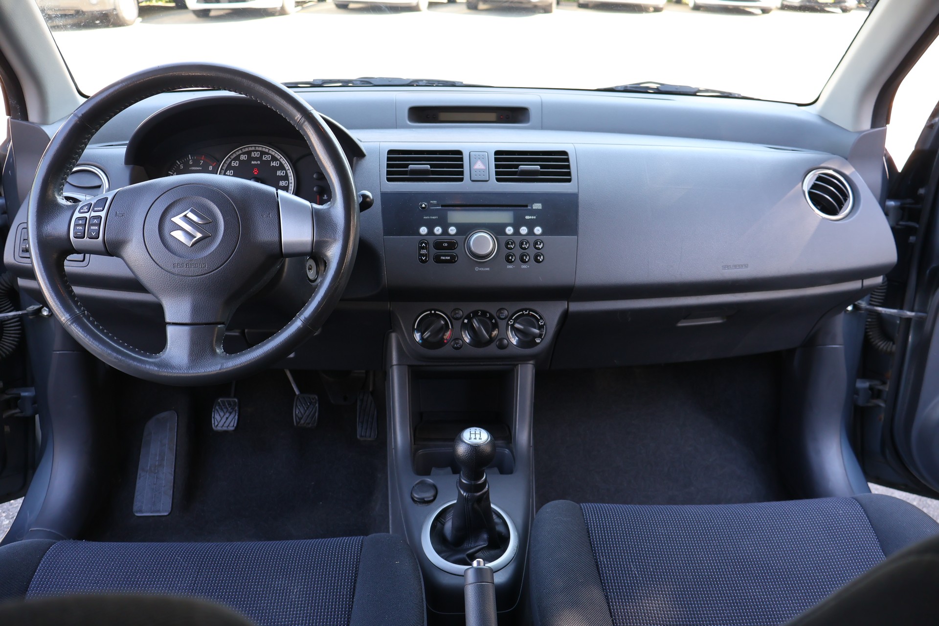 SUZUKI Swift 1.3i 16V GL 4x4-image-10