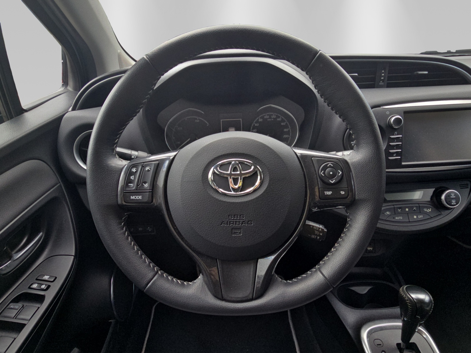 TOYOTA Yaris 1.5 VVT-i HSD Trend-image-11