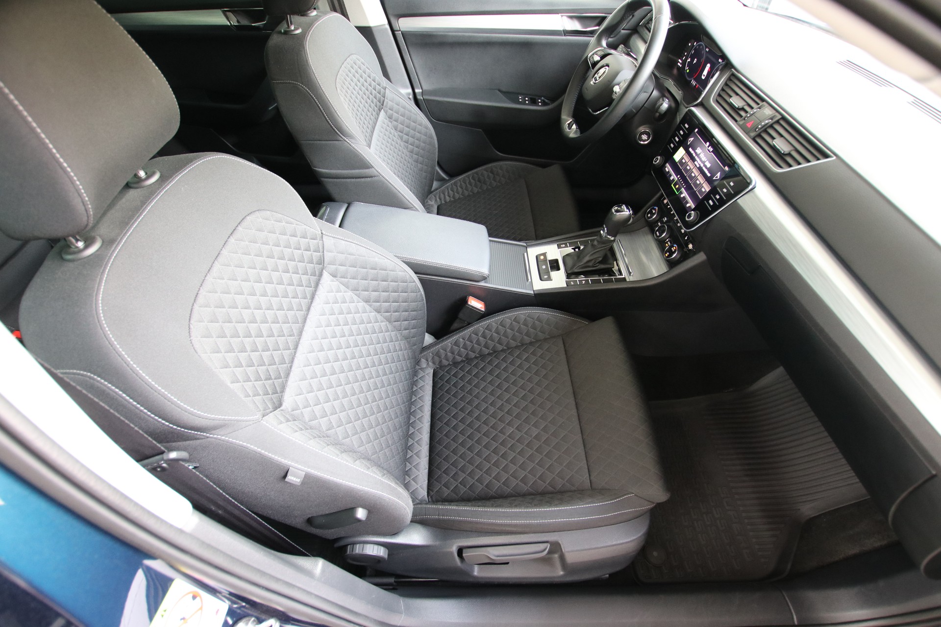 SKODA Superb Combi 1.5 TSI Ambition DSG *Werksgarantie bis 07.2028*-image-11
