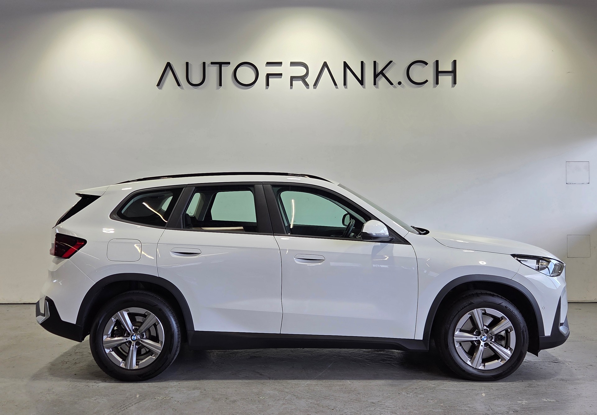 BMW X1 23i xDrive-showroom-element-1