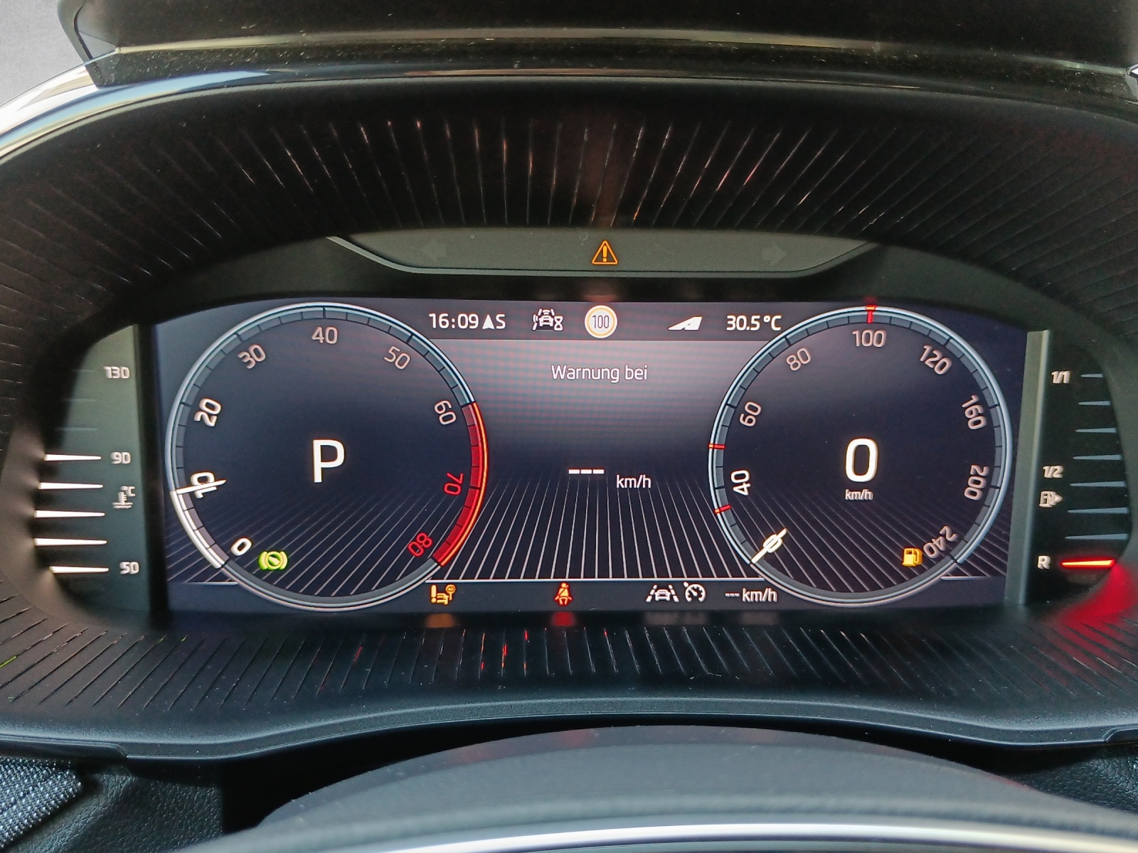 SKODA Fabia 1.0 TSI Selection Tour DSG*Navi*Climatronic*LED*Keyless*Kamera*Sitzheizung*-image-10
