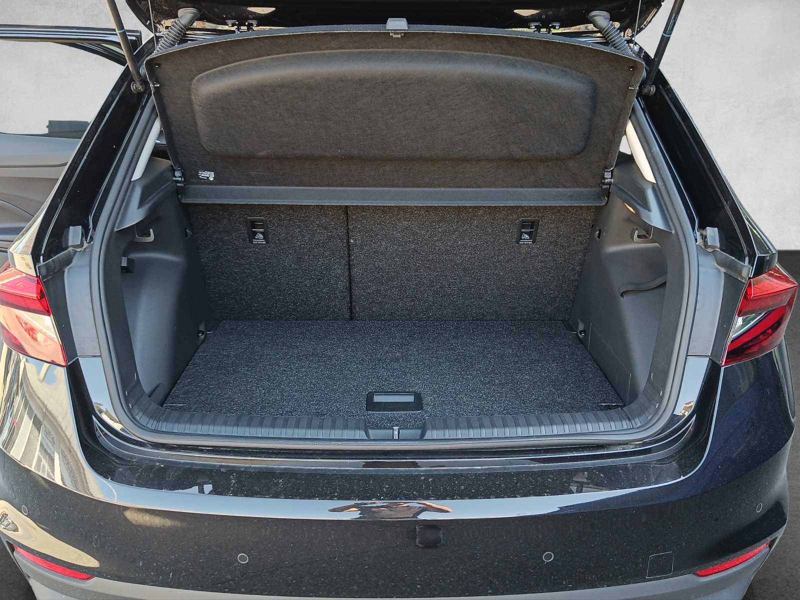 SKODA Fabia 1.0 TSI Selection Tour DSG*Navi*Climatronic*LED*Keyless*Kamera*Sitzheizung*-image-15