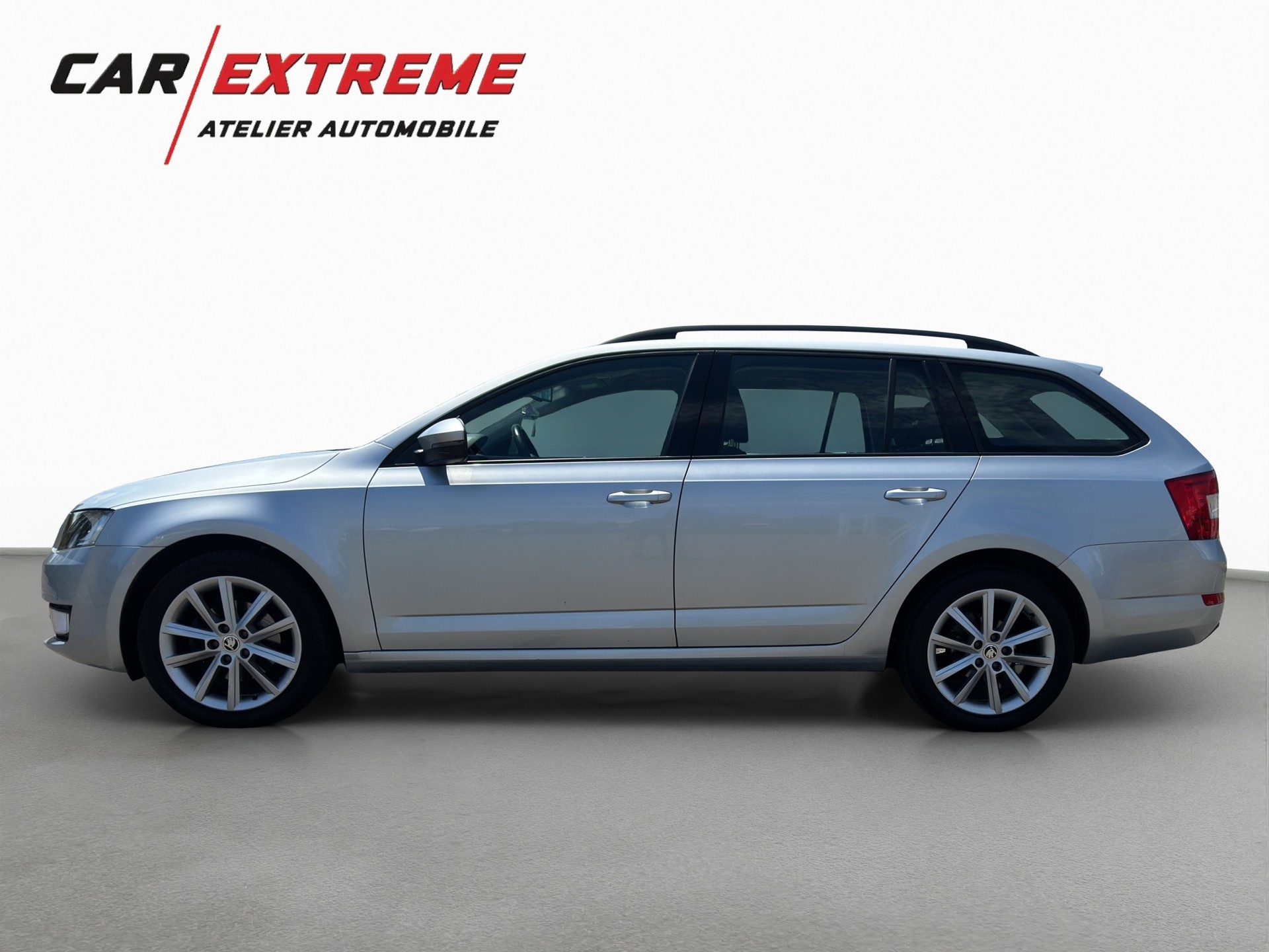 SKODA OCTAVIA-showroom-element-2