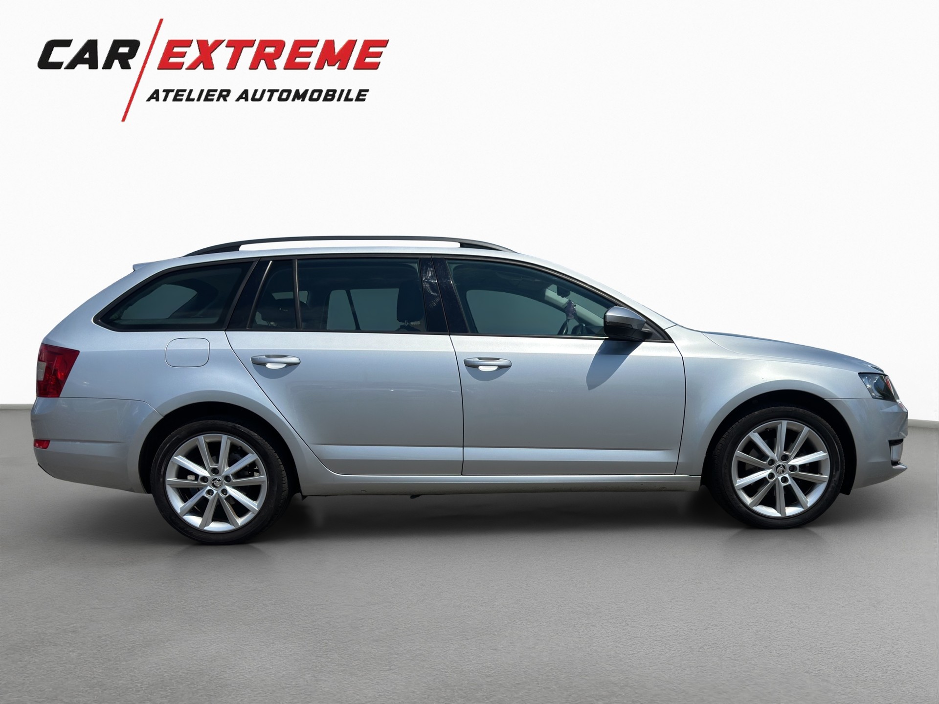 SKODA OCTAVIA-showroom-element-3