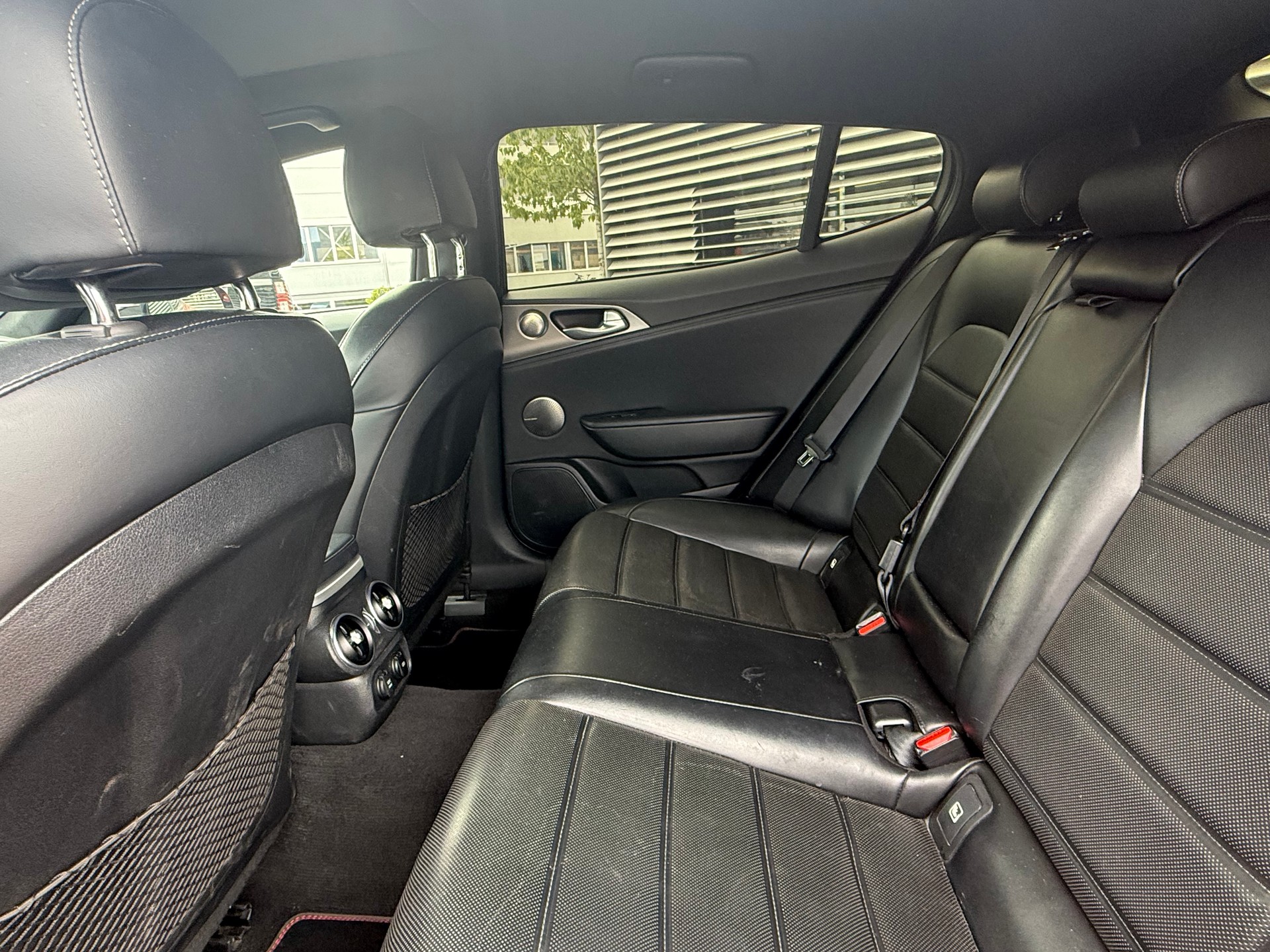 KIA Stinger 3.3 T-GDi GT Automat AWD-image-4