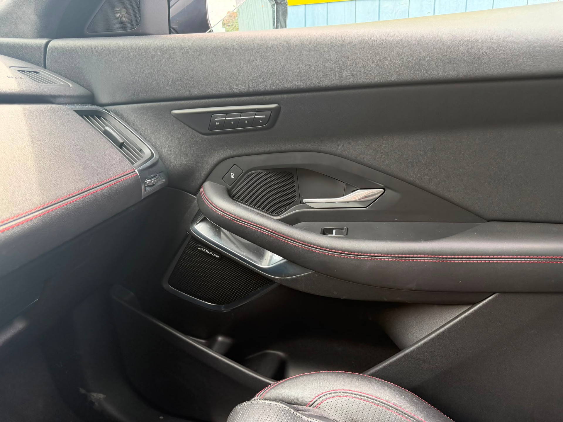 JAGUAR E-Pace 2.0d D180 First Edition AWD Automatik-image-18