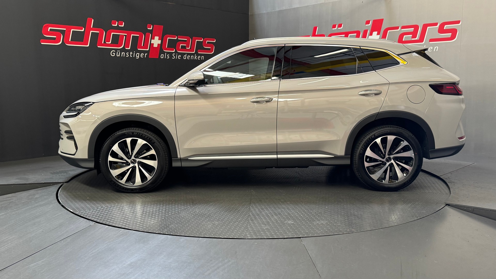 BYD Seal U DM-i Design AWD-showroom-element-3