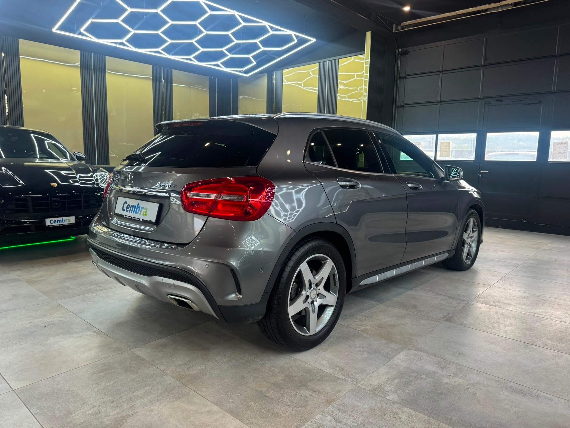 MERCEDES-BENZ GLA 250 AMG Line 4Matic 7G-DCT-image-4