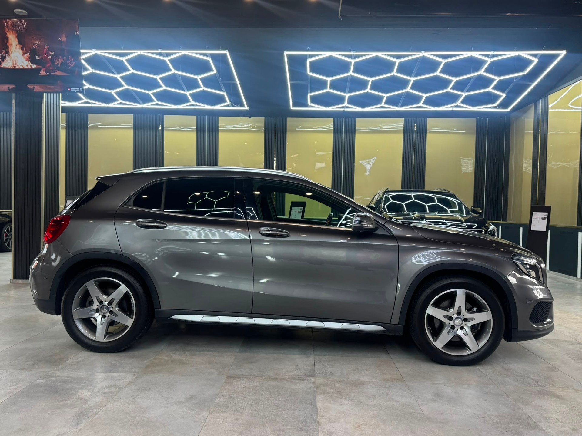 MERCEDES-BENZ GLA 250 AMG Line 4Matic 7G-DCT-showroom-element-3