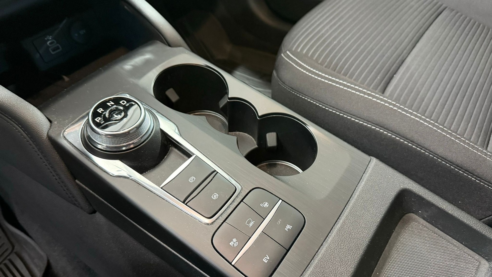 FORD Kuga 2.5 Plug-in Hybrid Titani-image-10