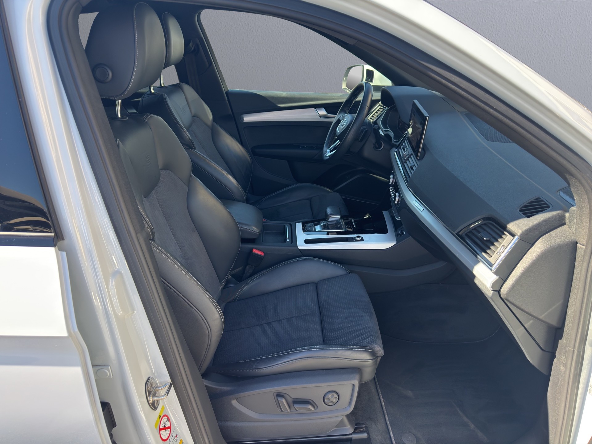 AUDI Q5 Sportback 40 TDI S line quattro S-tronic-image-14