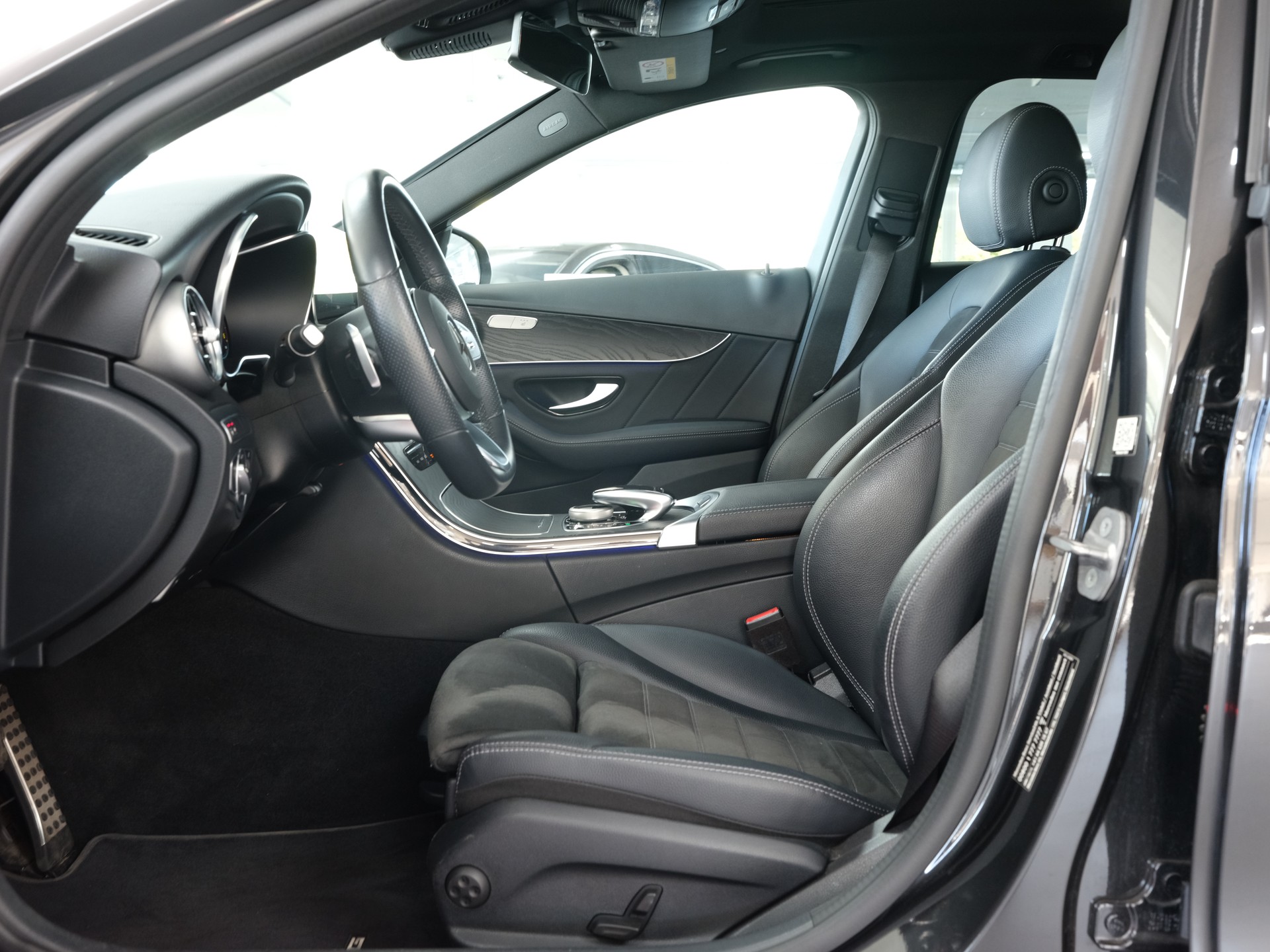 MERCEDES-BENZ C 220 d Swiss Star AMG Line 4M 9G-Tronic *Burmester* *360 Kamera* *Panorama*-image-19