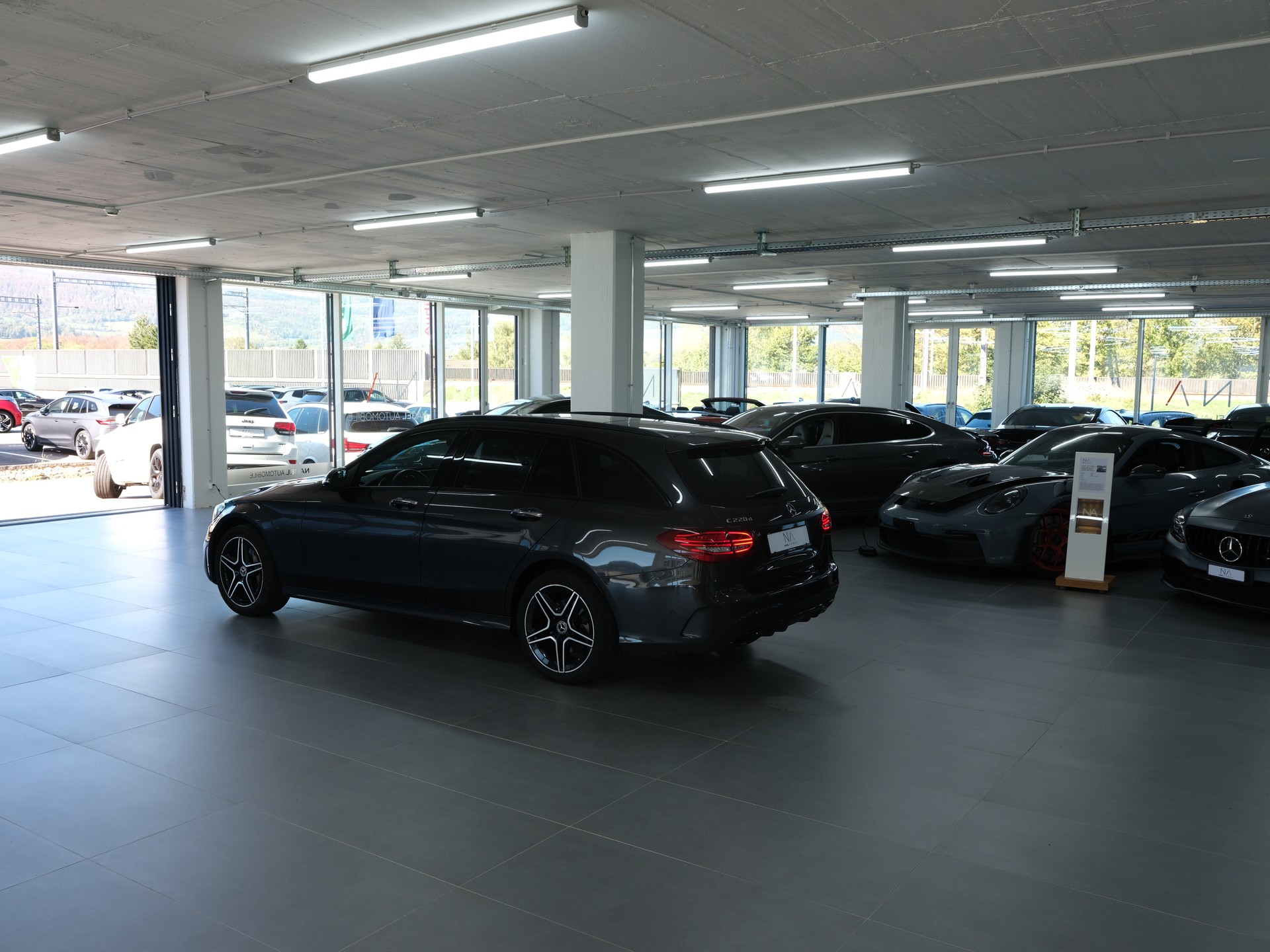 MERCEDES-BENZ C 220 d Swiss Star AMG Line 4M 9G-Tronic *Burmester* *360 Kamera* *Panorama*-image-16
