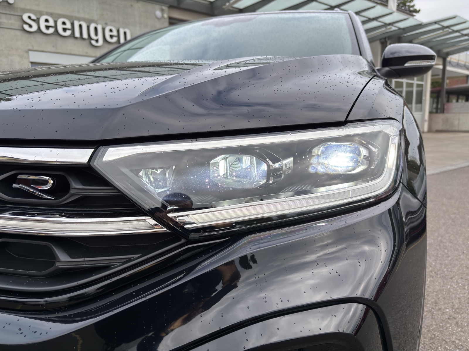 VW T-Roc 2.0 TSI R DSG 4Motion mit Akrapovic Abgasanlage & Winterräder-image-9
