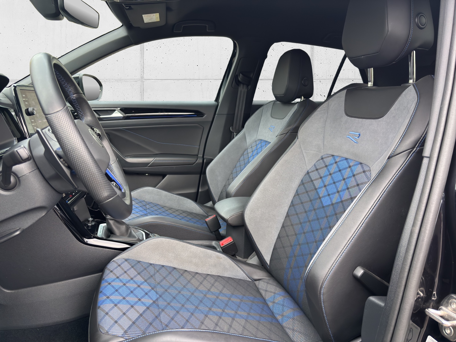 VW T-Roc 2.0 TSI R DSG 4Motion mit Akrapovic Abgasanlage & Winterräder-image-26