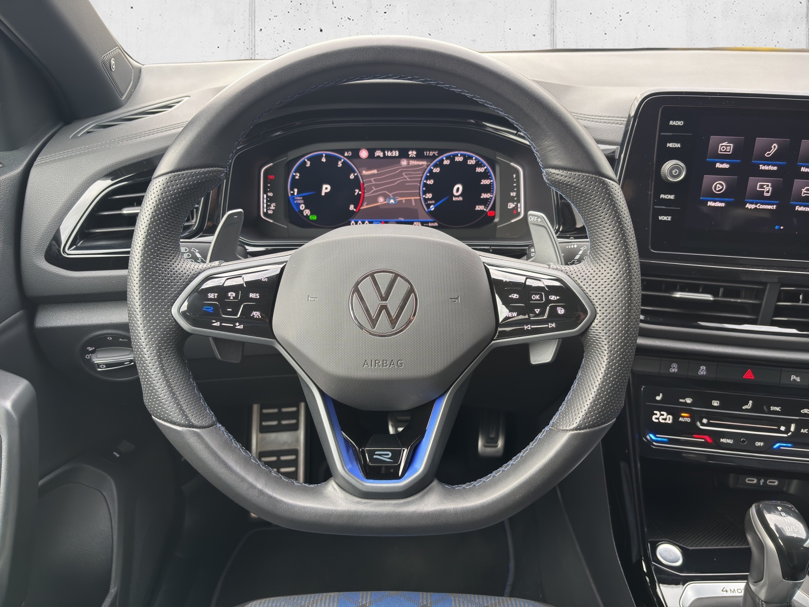 VW T-Roc 2.0 TSI R DSG 4Motion mit Akrapovic Abgasanlage & Winterräder-image-12