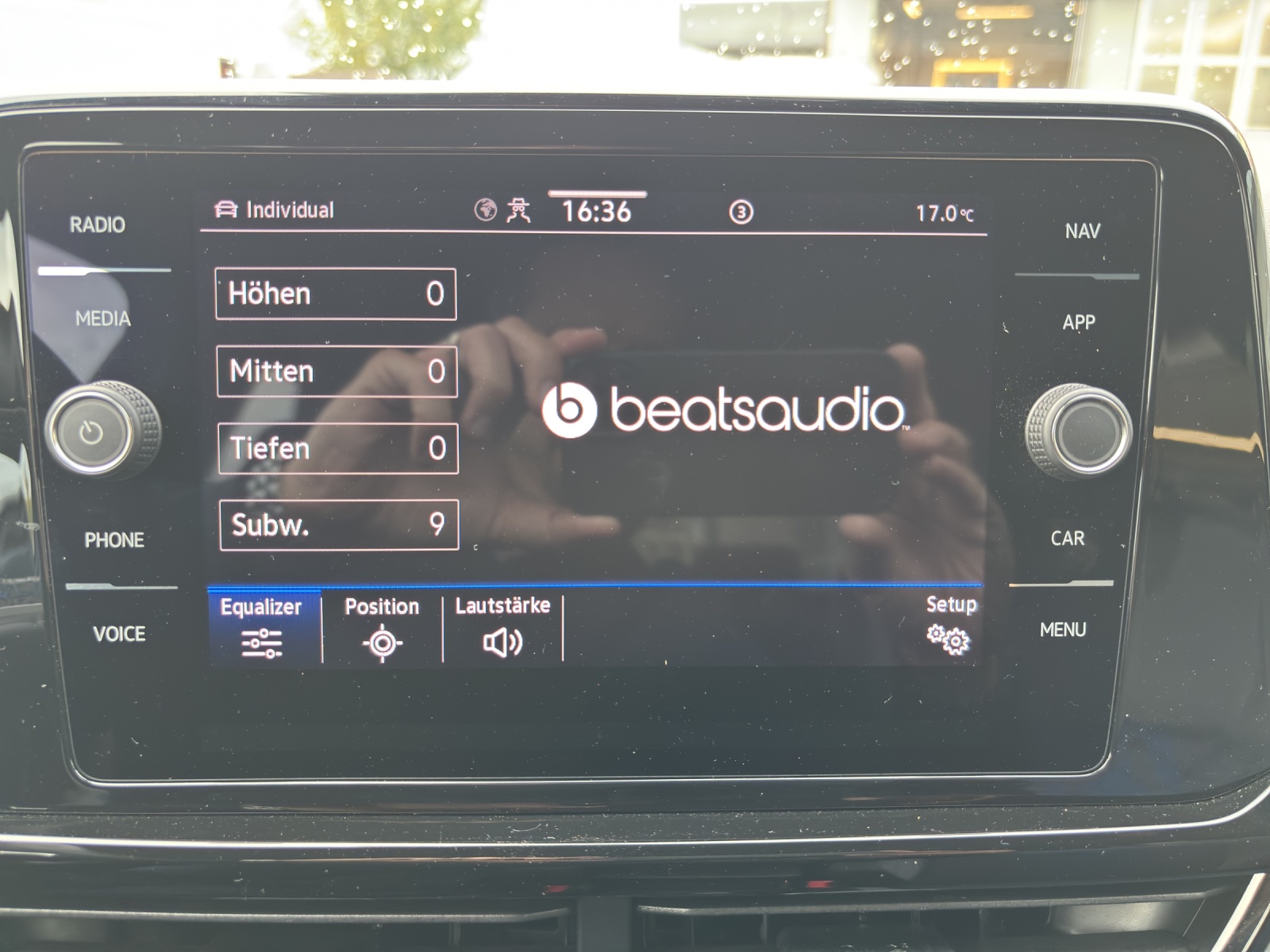 VW T-Roc 2.0 TSI R DSG 4Motion mit Akrapovic Abgasanlage & Winterräder-image-24