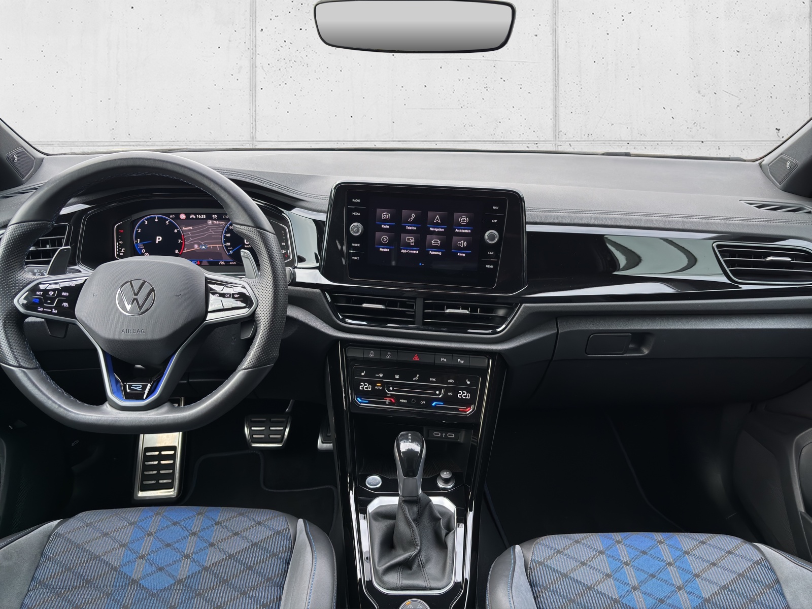 VW T-Roc 2.0 TSI R DSG 4Motion mit Akrapovic Abgasanlage & Winterräder-image-11