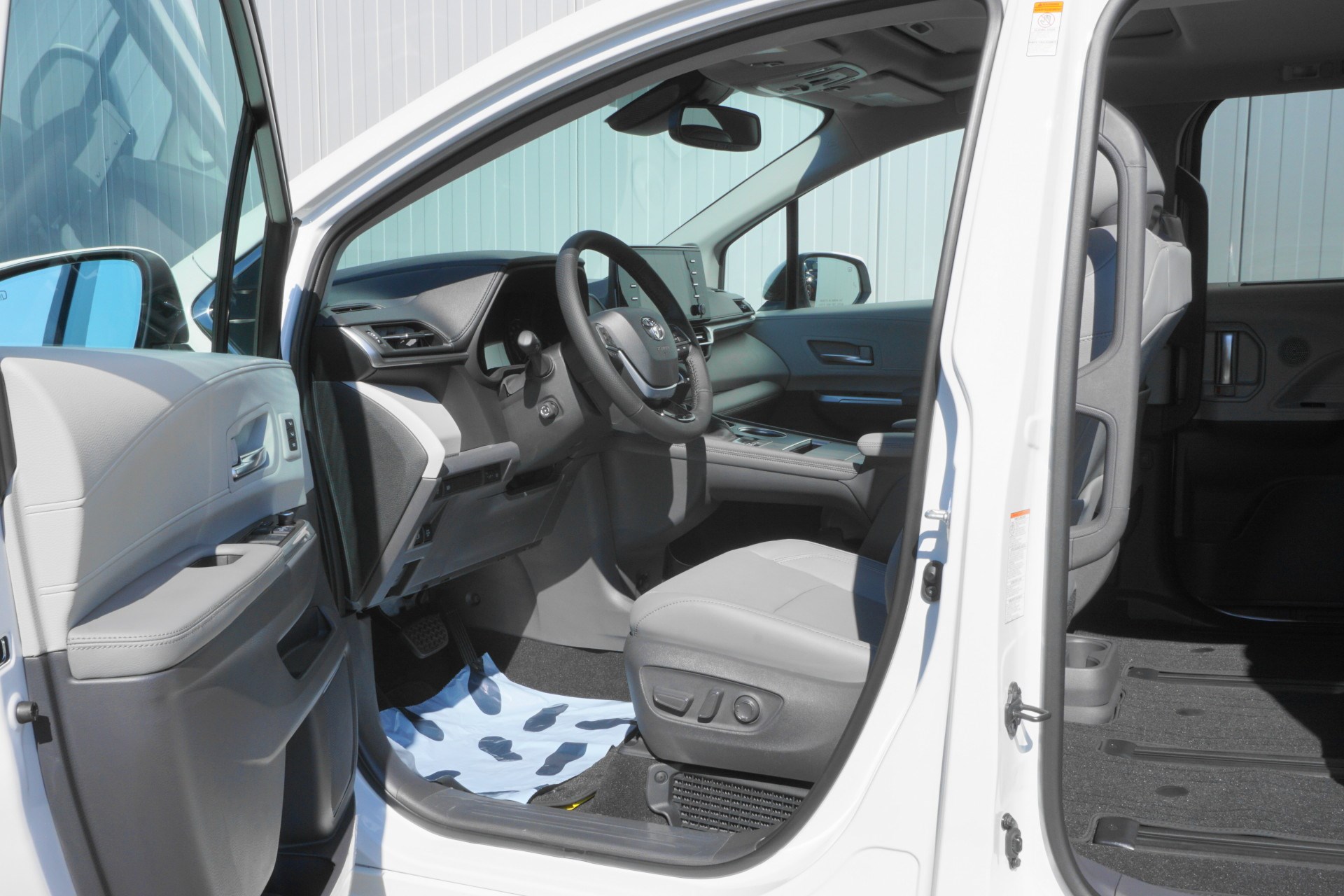 TOYOTA Sienna Hybrid Limited FWD-showroom-element-1