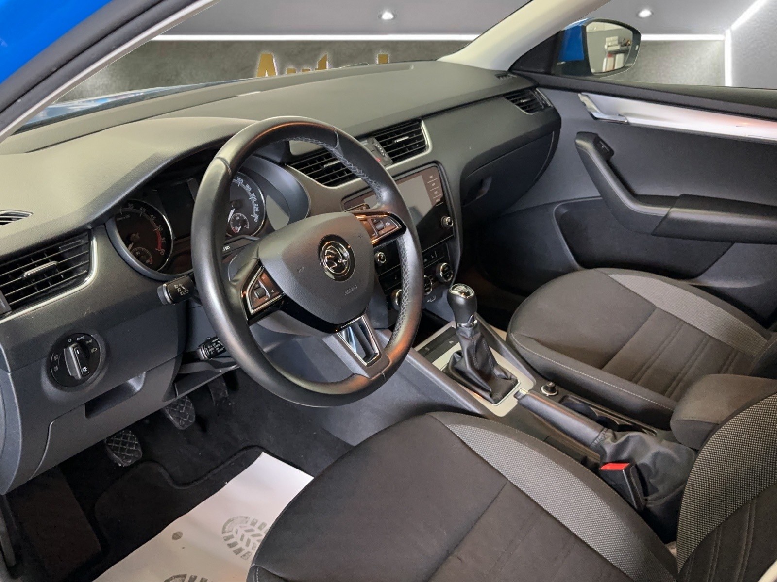 SKODA Octavia Combi 1.6 TDI Ambition-image-12