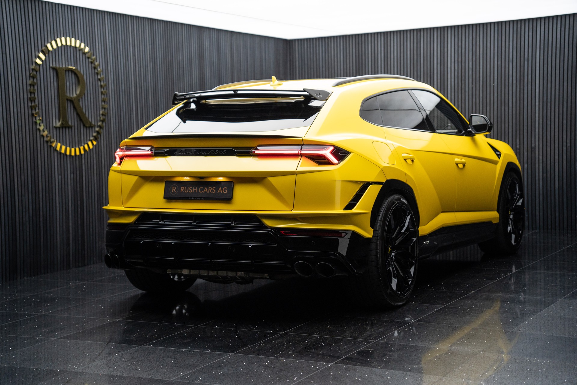 LAMBORGHINI Urus S-showroom-element-2