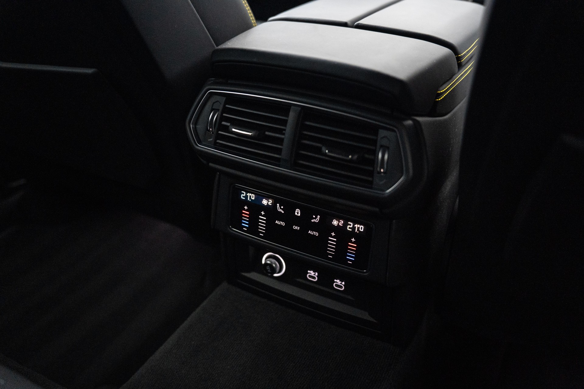 LAMBORGHINI Urus S-image-13