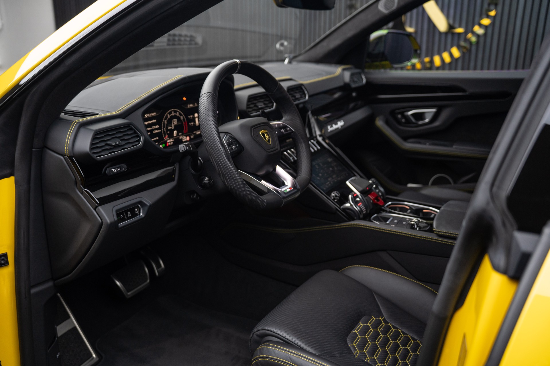 LAMBORGHINI Urus S-image-7