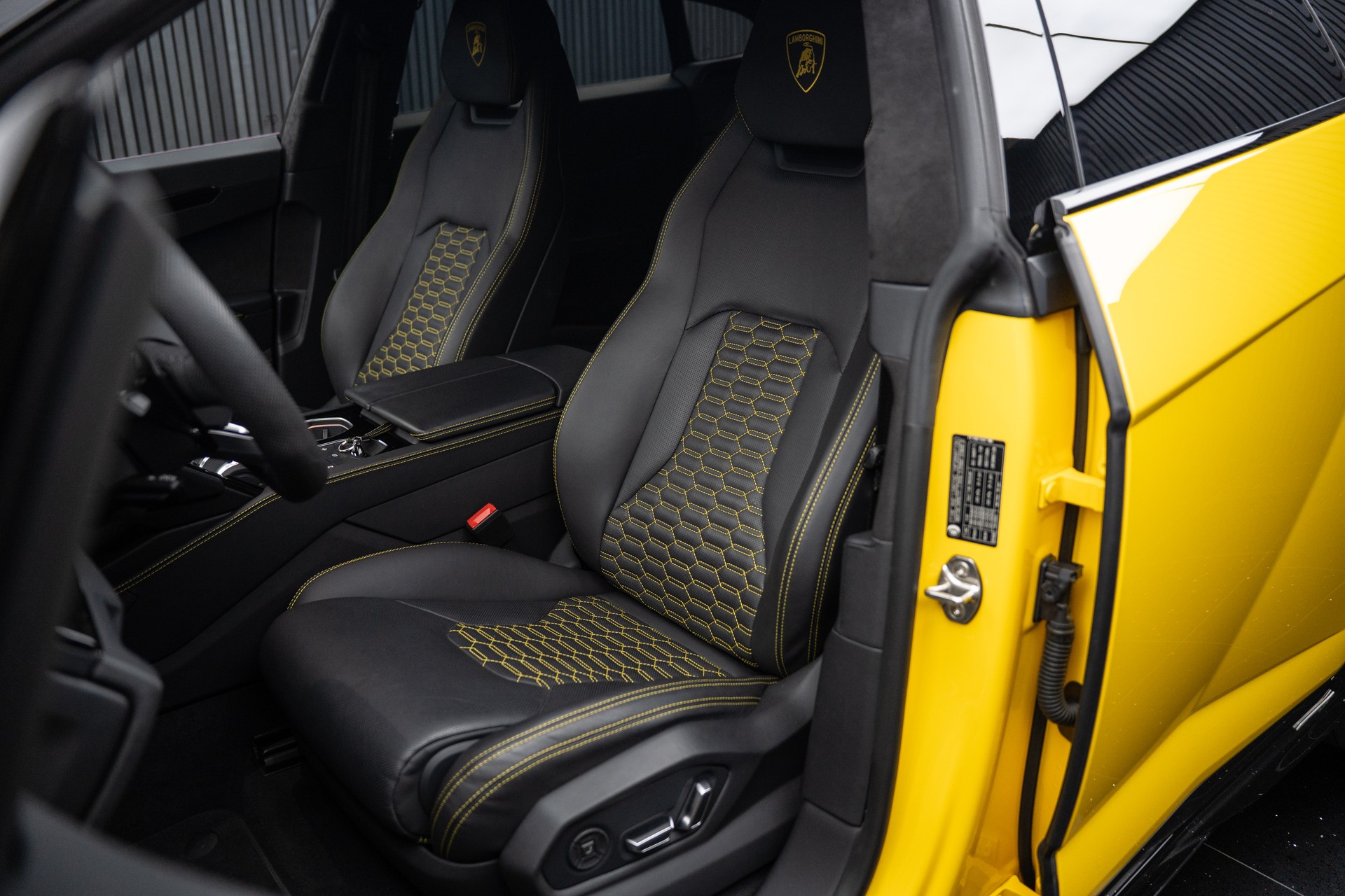 LAMBORGHINI Urus S-showroom-element-3