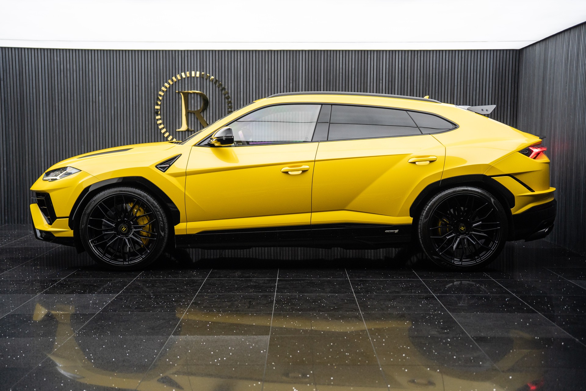 LAMBORGHINI Urus S-showroom-element-1