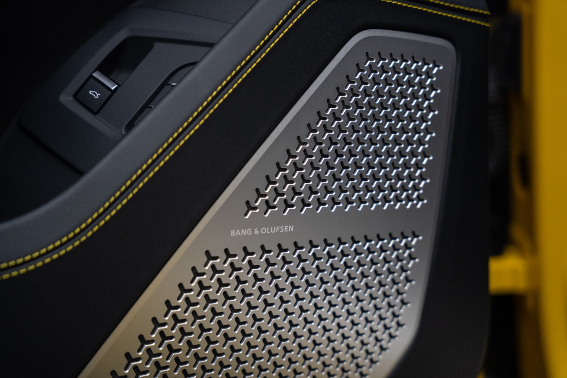 LAMBORGHINI Urus S-image-5