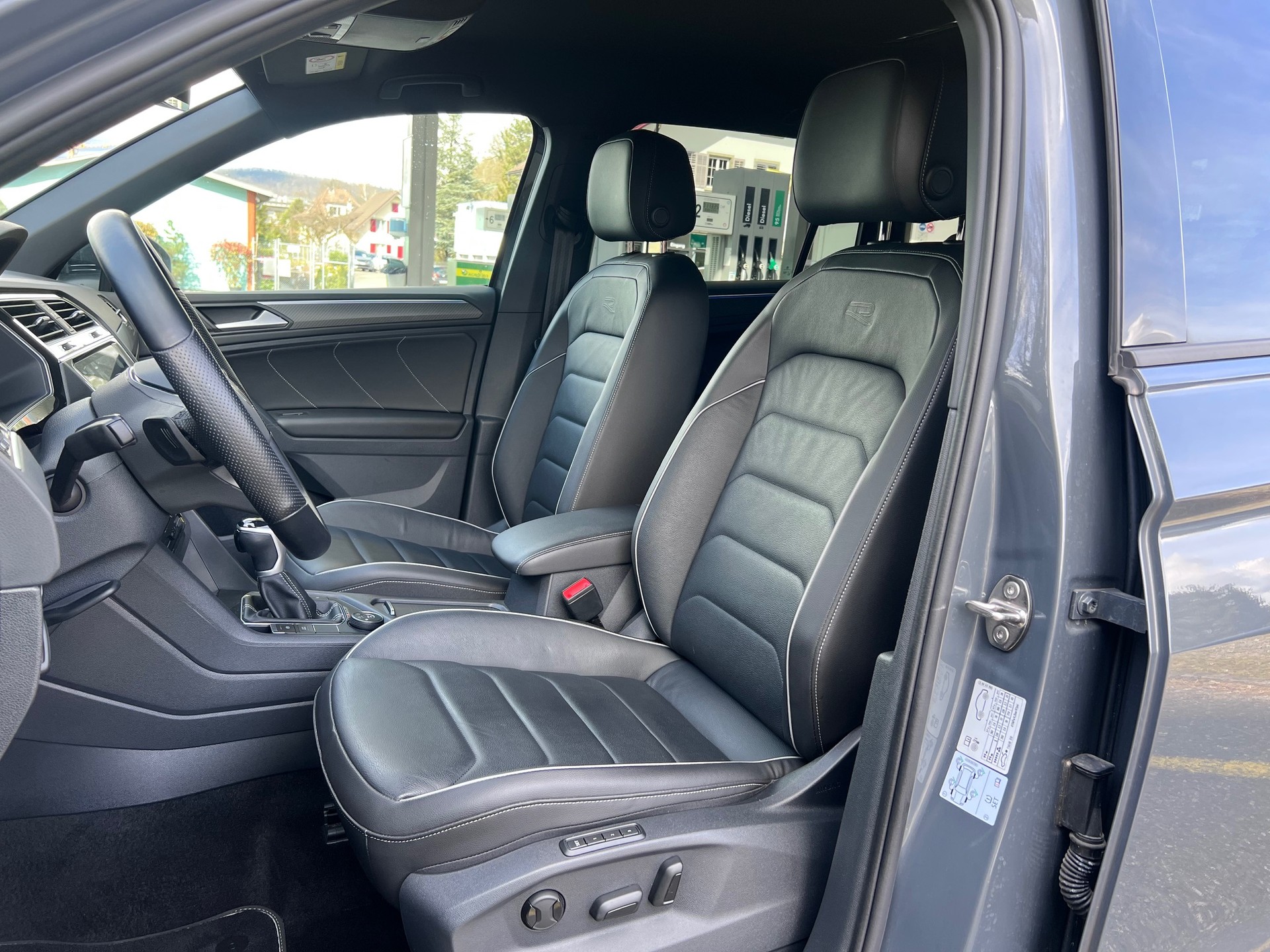 VW Tiguan 2.0 TDI SCR R-Line 4Motion DSG-image-4
