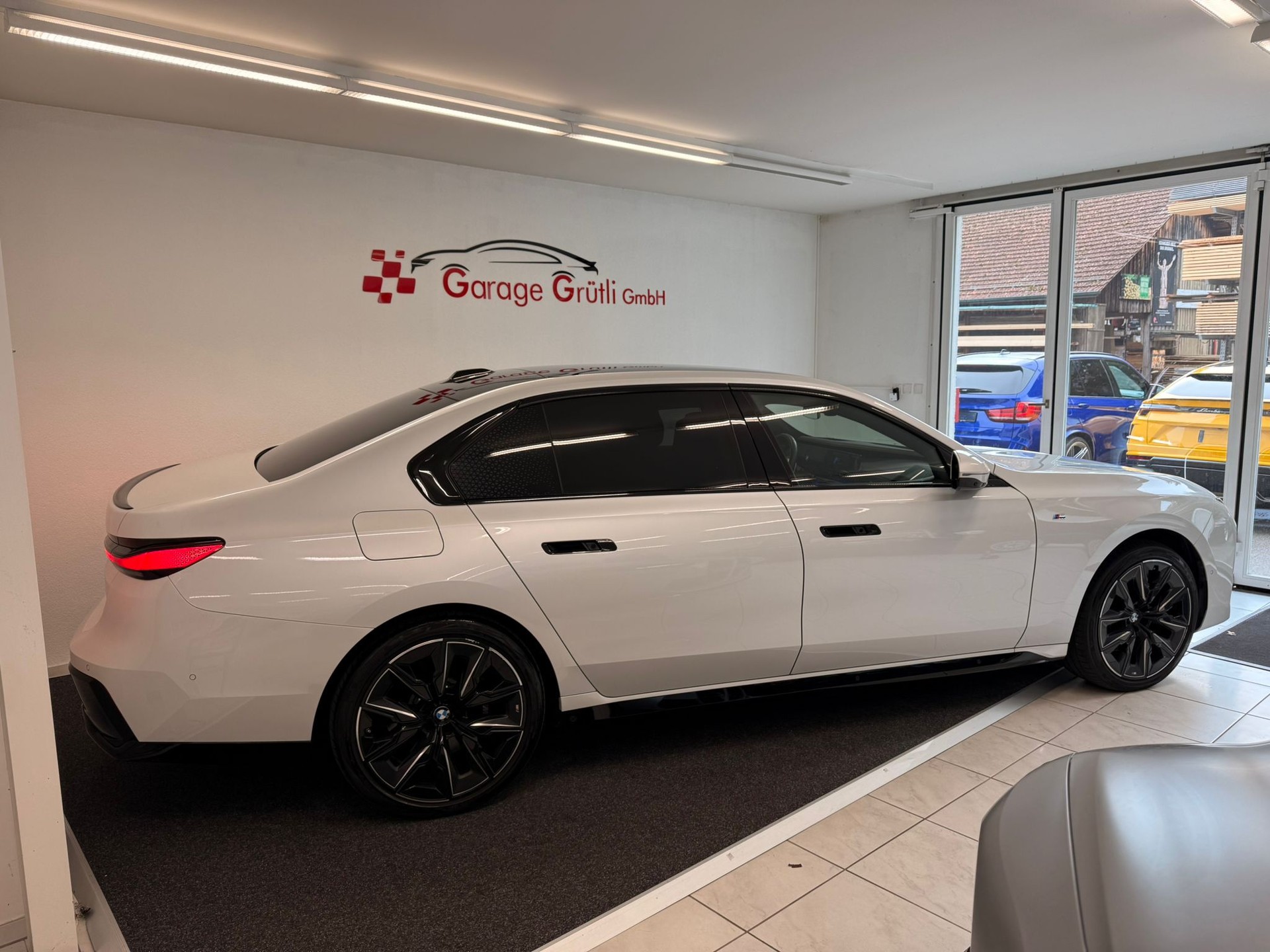 BMW 740d xDrive 48V M Sport Pro Steptronic-showroom-element-2