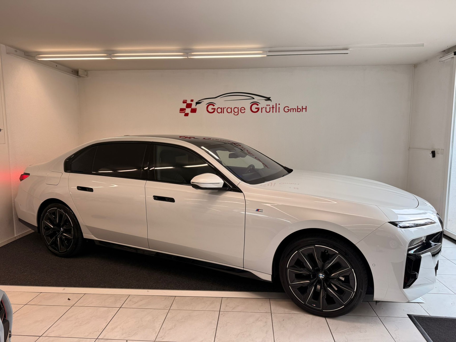 BMW 740d xDrive 48V M Sport Pro Steptronic-showroom-element-1