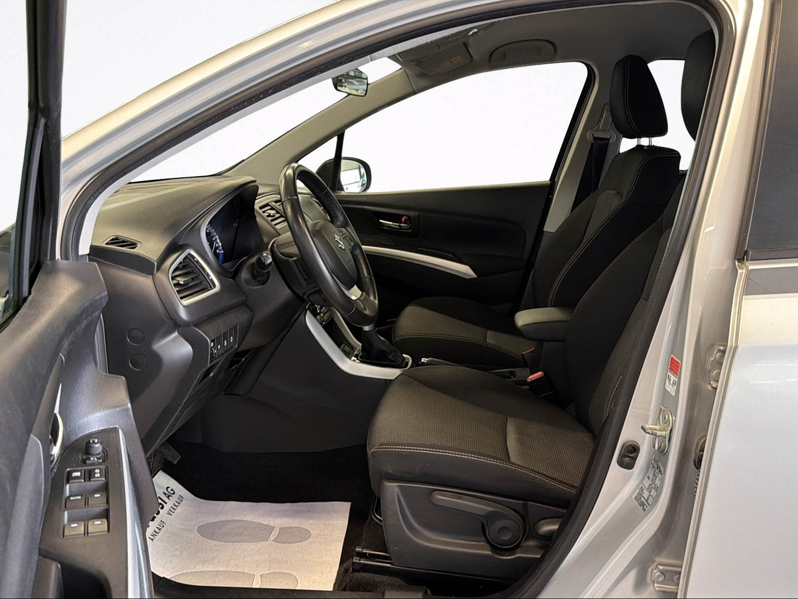 SUZUKI SX4 S-Cross 1.6 TD PizSulai 4WD TCSS-image-10