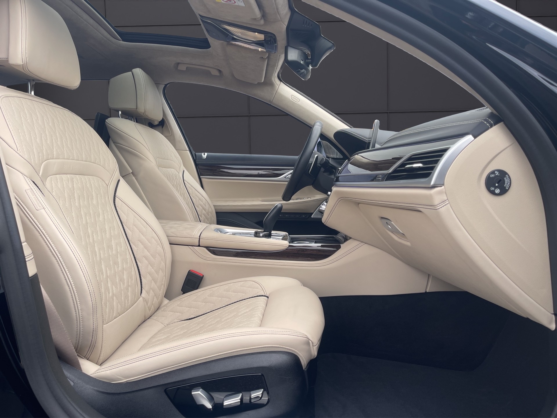 BMW 745Le xDrive M Sport Steptronic-image-19
